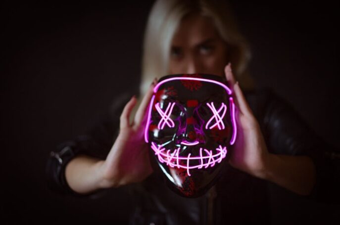 Een vrouw gebruikt een led masker voor de behandeling van puistjes met LED lichttherapie thuis.