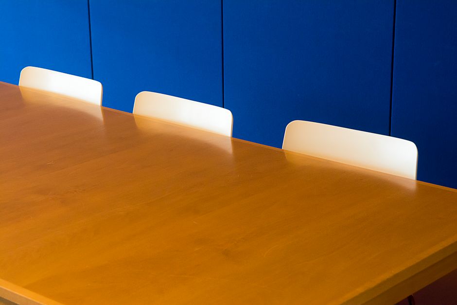 Een prachtige massief houten vergadertafel op maat in een moderne kantooromgeving, ideaal voor professionele bijeenkomsten.