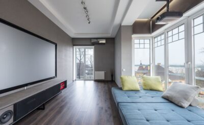 Stijlvolle cinewall met zwevende TV en moderne inrichting in een woonkamer.