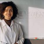 Een ZZP'er die werkt aan een project, met een laptop en papieren, symboliseert de noodzaak van een aansprakelijkheidsverzekering.