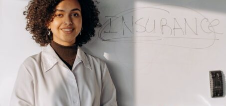 Een ZZP'er die werkt aan een project, met een laptop en papieren, symboliseert de noodzaak van een aansprakelijkheidsverzekering.