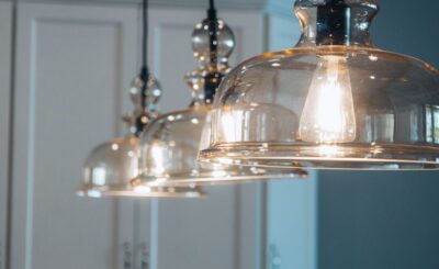 Stijlvolle moderne hanglampen in een sfeervolle woonkamer, perfect voor elk interieur
